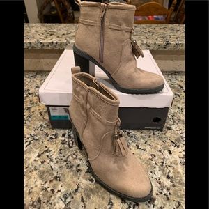 JACLYN SMITH RUBI TAUPE SUEDE TASSLES ANKLE BOOT 5 M ZIPPER CHUNKY HEEL ~ NIB